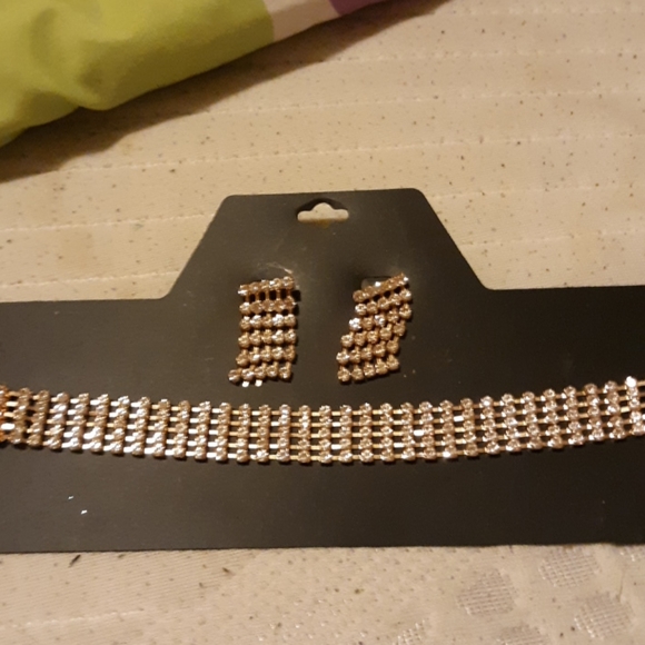Costume jewelry with matching earrings and choker - Picture 3 of 3